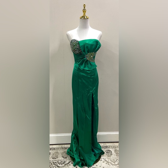 Dresses & Skirts - NWT Terani Dress Size 6